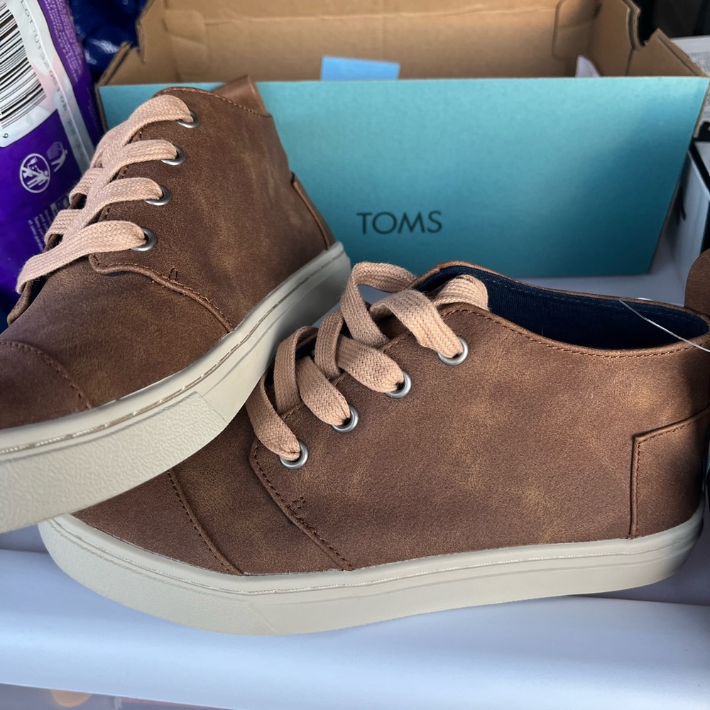 TOMS youth size 3